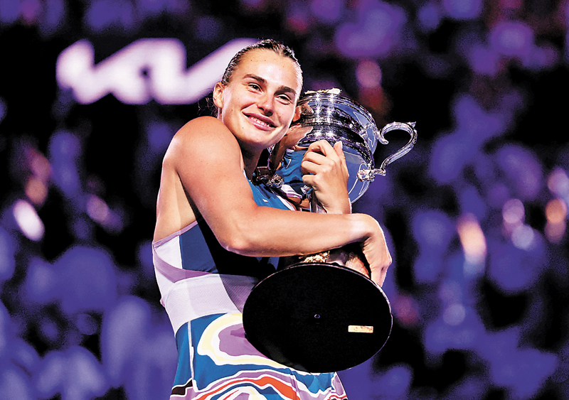 ◆莎芭蘭卡十分愛惜得來不易的澳網金盃。  路透社