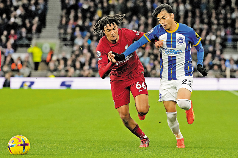 ◆上月英超對壘，三笘薰(右)令到阿歷山大阿諾特吃盡苦頭。 資料圖片