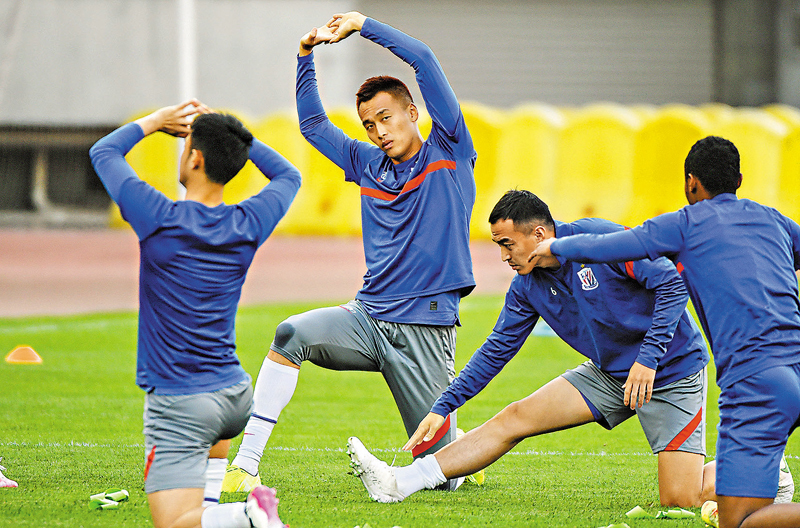 ◆金信煜（左二）於2021年効力中超球隊上海申花。資料圖片