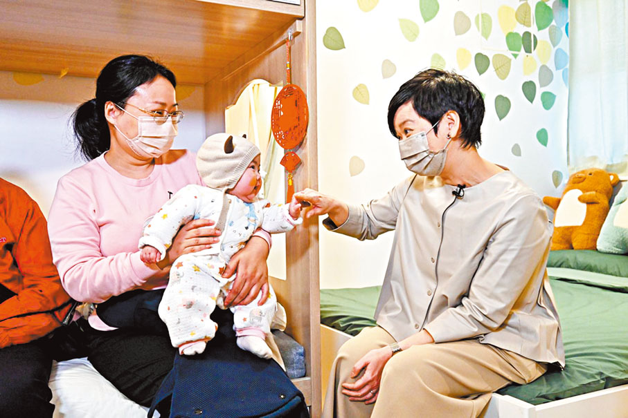 ◆ 何永賢與嬰兒互動。