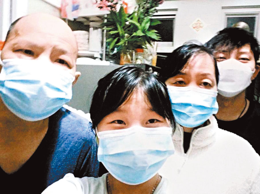 ◆ 丁女士（右二）表示，知道「簡約公屋」計劃時很興奮，形容終於看到曙光。