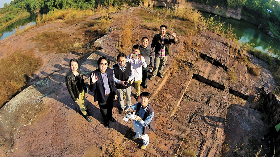 ◆ 2014年，朱競翔教授（左二）在南磯濕地考察。香港文匯報江西傳真