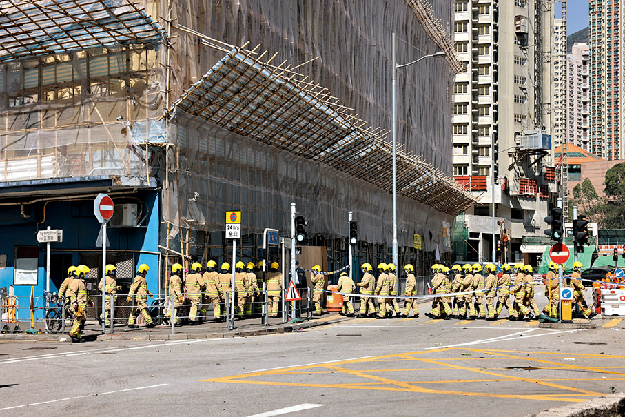 ◆逾百名消防學院的見習消防員昨獲安排到現場分批上樓了解火場情況，並由教官即時講解。香港文匯報記者鄧偉明  攝