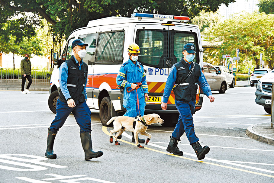 ◆消防處火場調查組人員聯同火場搜索犬到場協助搜證。