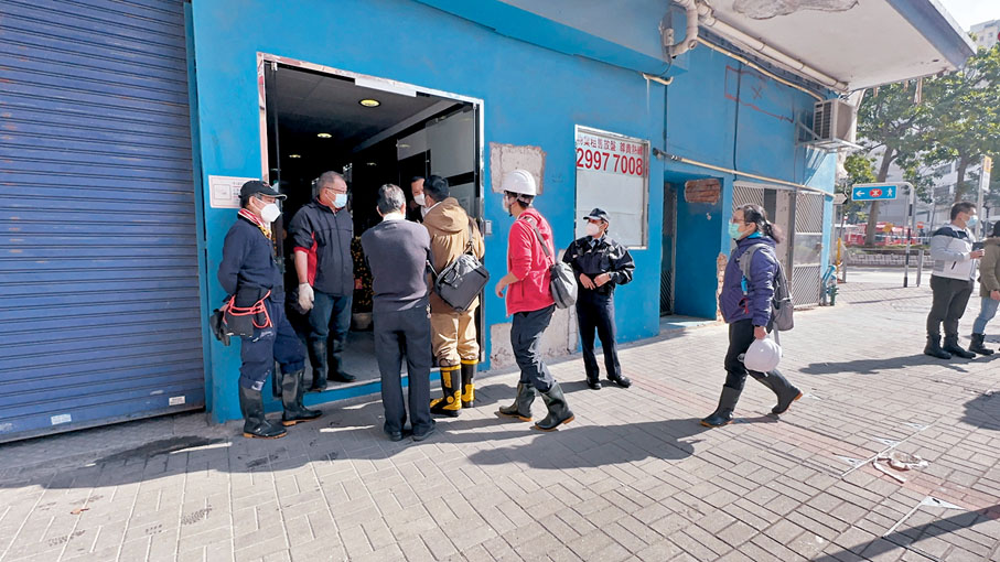 ◆屋宇署人員進入火場大廈調查。