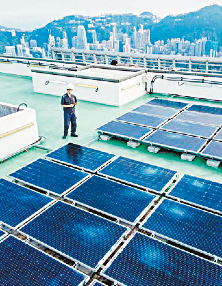 ◆環球貿易廣場在天台安裝100多塊太陽能光伏板，每年可產生約3萬度電。