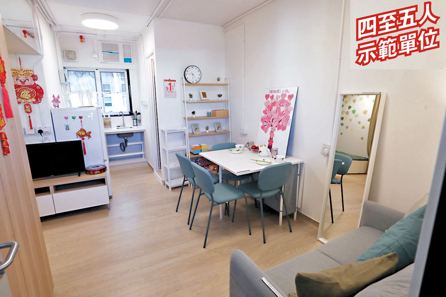 ◆示範單位進門後靠牆位置有一張雙人沙發，前方飯桌可供四人用膳。香港文匯報記者郭木又  攝