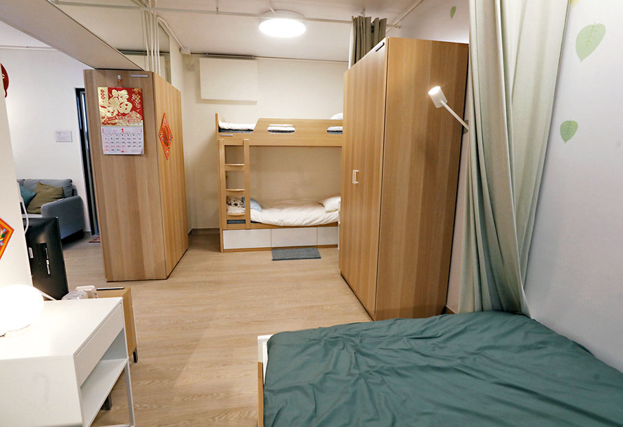 ◆家長睡的雙人床可直接看到小孩睡的上下格床。香港文匯報記者郭木又  攝