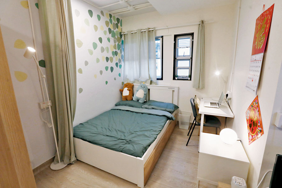 ◆睡床靠近與廚房分隔的牆壁前放了一張書桌。香港文匯報記者郭木又  攝