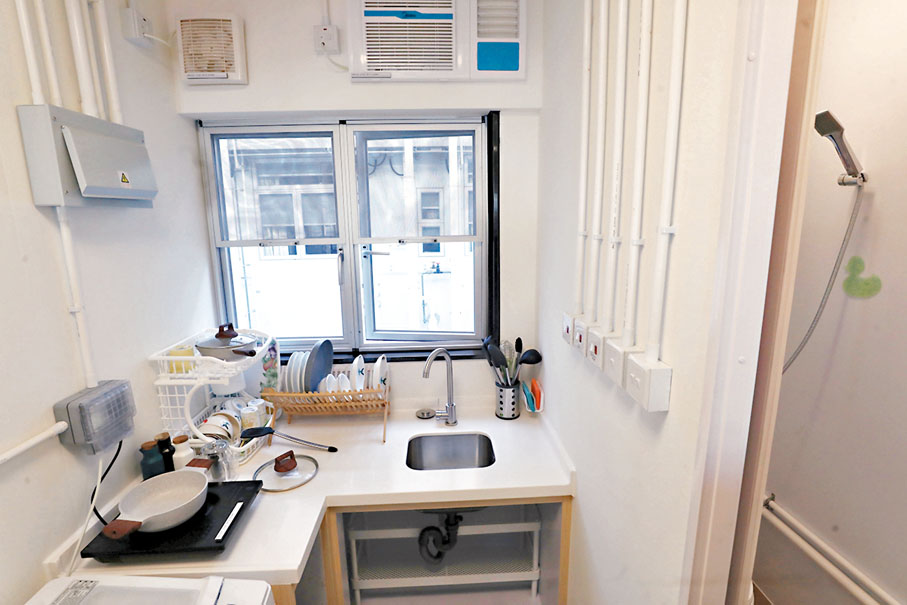 ◆廚房空間有單頭爐，足夠一人做飯。香港文匯報記者郭木又  攝