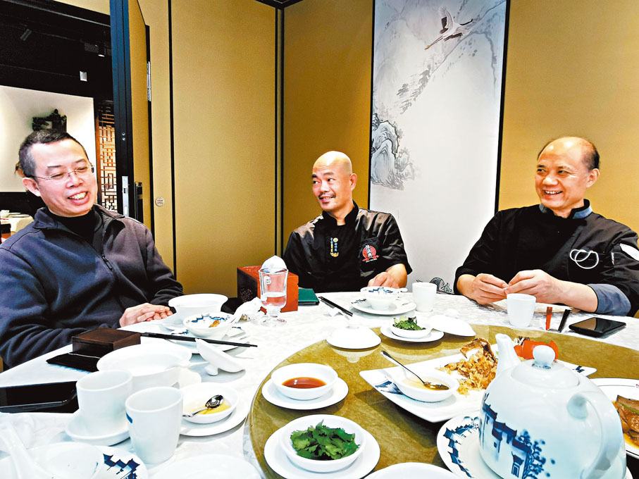 ◆陳儀興尚潮樓老闆陳星與總廚彬哥和輝哥感情深厚，是兄弟班。