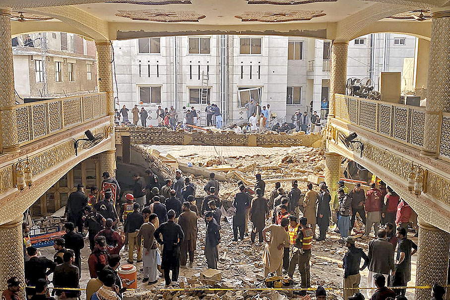 ◆清真寺被炸後一片頹垣敗瓦，警方在瑒調查。 法新社