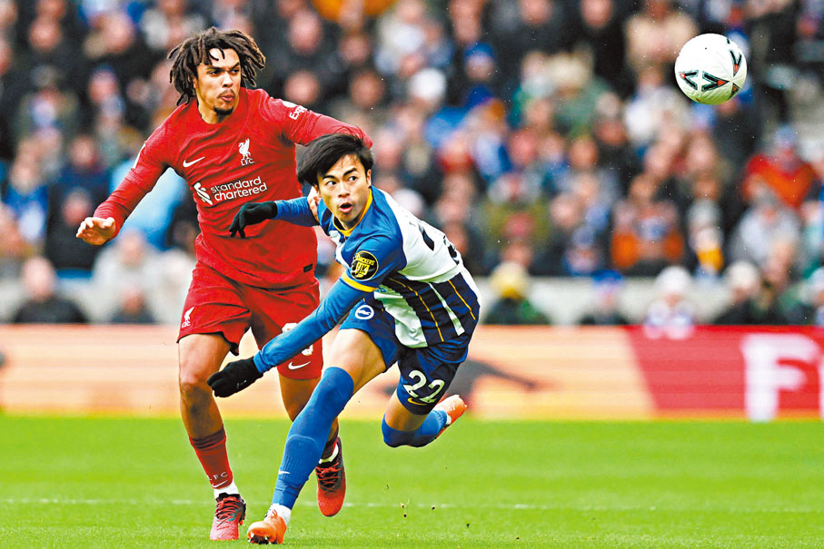 ◆ 三笘薰(右)推過阿歷山大阿諾特。 法新社