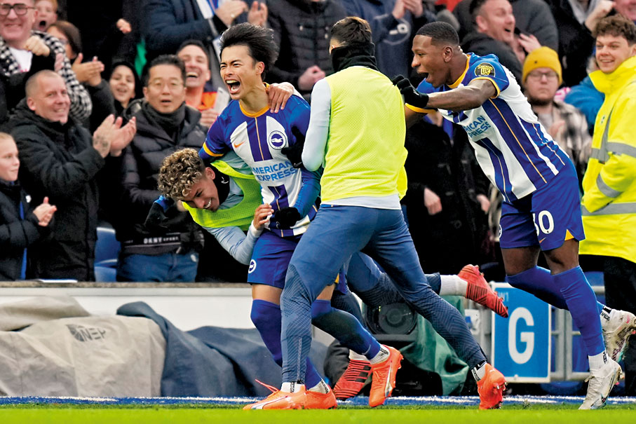 ◆ 成為白禮頓的贏波英雄，三笘薰(左二)和隊友們激情慶祝。 美聯社