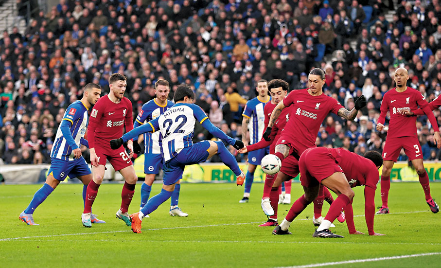 ◆ 補時階段，三笘薰(22號)射入絕殺入球瞬間。 路透社