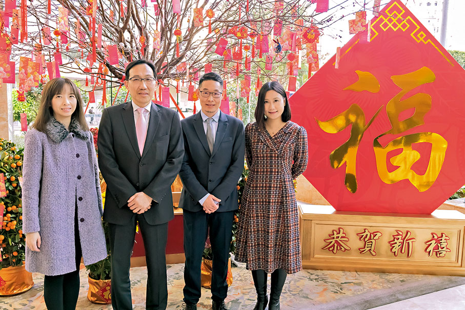 ◆富豪物業代理董事衞振聲(左二)表示,內地與香港復常通關等利好消息有利今年樓市發展。