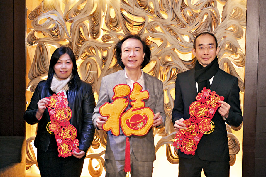 ◆星星地產主席陳文輝(中)表示對今年樓市表現感到樂觀。