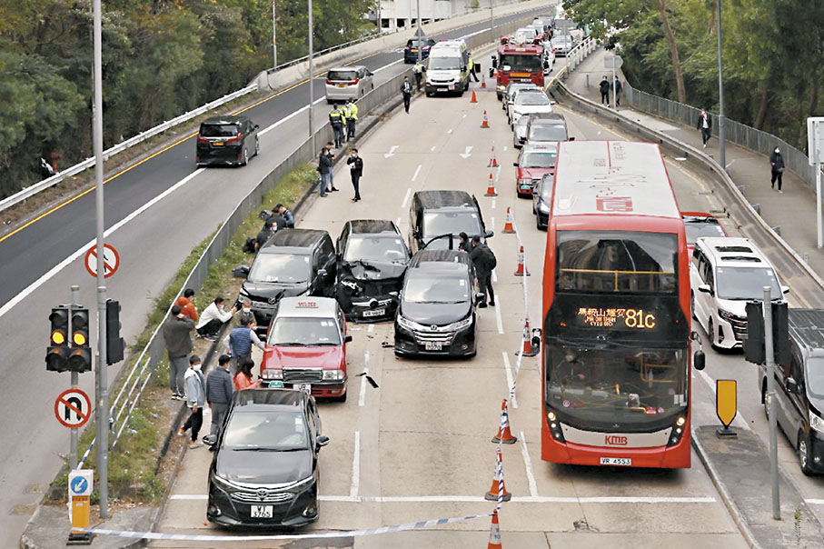 ◆重案組探員封鎖6車連環相撞意外現場展開調查。 香港文匯報記者鄺福強 攝