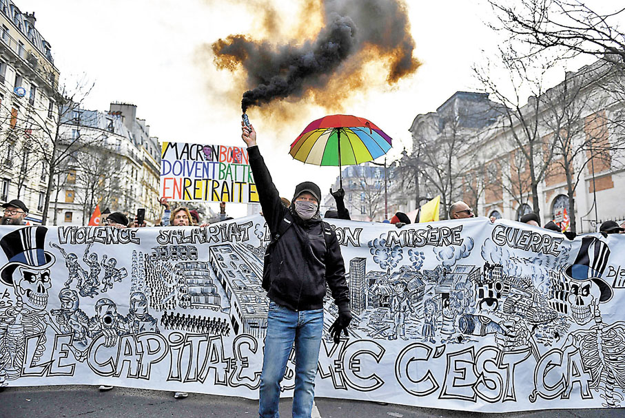 ◆巴黎遊行人士施放煙霧抗議。 法新社