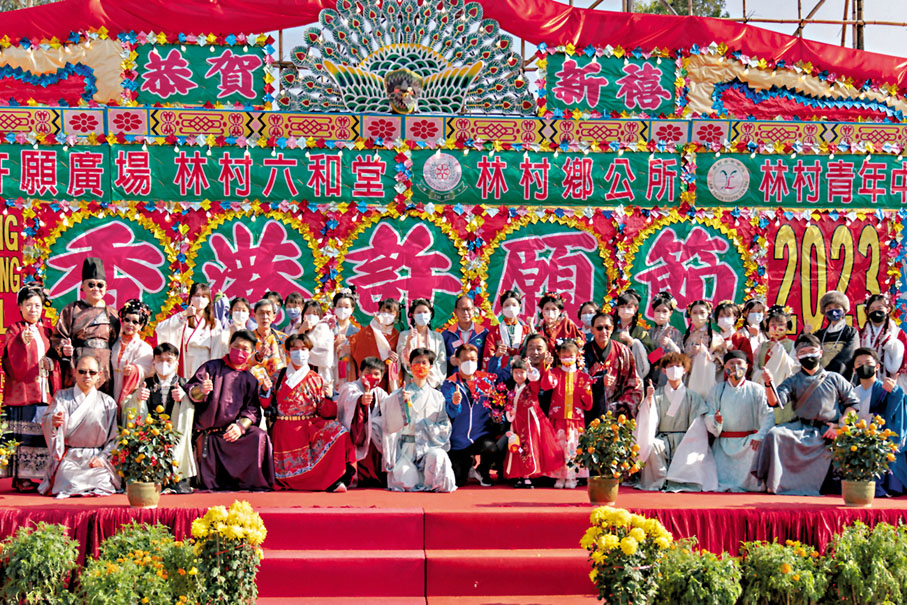 ◆「丹青承南」眾社員與本地漢服愛好者們在林村許願廣場舞台前合照。