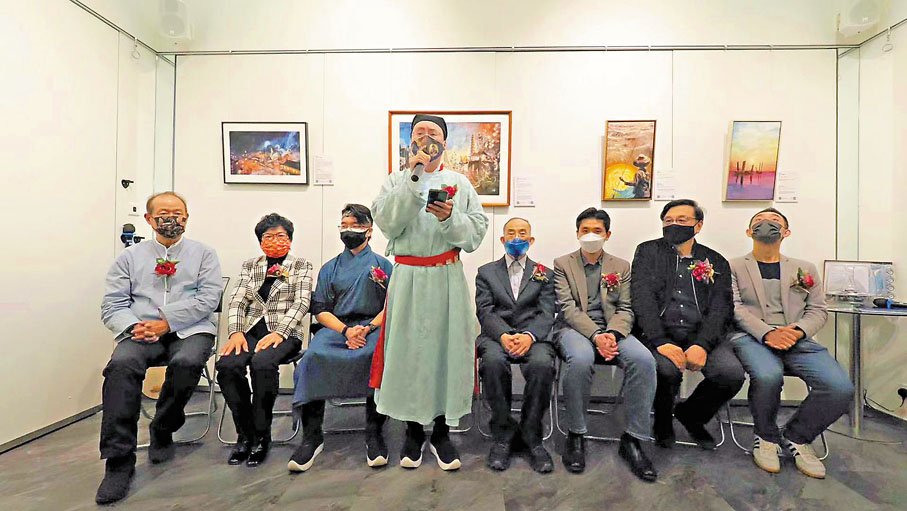 ◆黃曉峰在畫展開幕典禮中身穿漢服介紹自己的創作理念。受訪者供圖