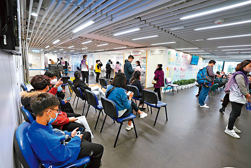 ◆ 換證中心湧現換證人潮。