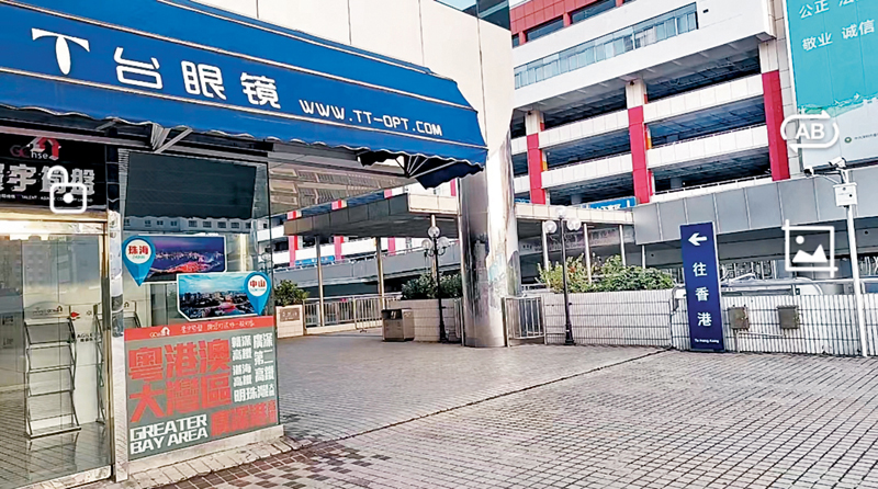 ◆羅湖口岸復常通關後，出入境人流全部從羅湖商業城連廊3號橋進出。香港文匯報記者 李昌鴻  攝