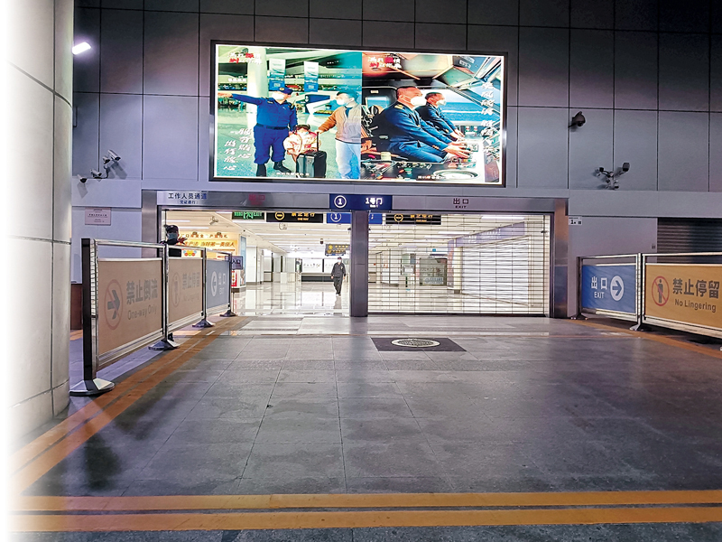 ◆羅湖口岸聯檢大樓1樓入境深圳大門。 香港文匯報記者李昌鴻 攝