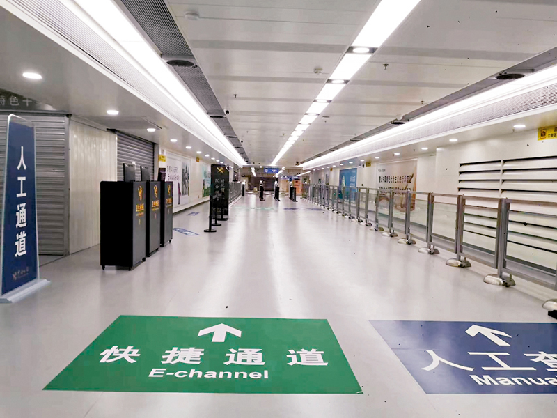 ◆羅湖口岸聯檢大樓內，人工查驗和快捷通道等標識完整。香港文匯報記者李昌鴻  攝