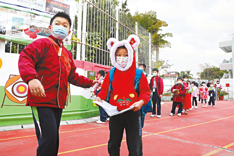 ◆同學互相問候。香港文匯報記者郭木又  攝
