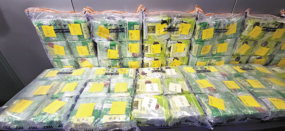 ◆警方在便利店內檢獲的100公斤冰毒，以茶葉錫紙包裝作掩飾。香港文匯報 記者  鄧偉明 攝