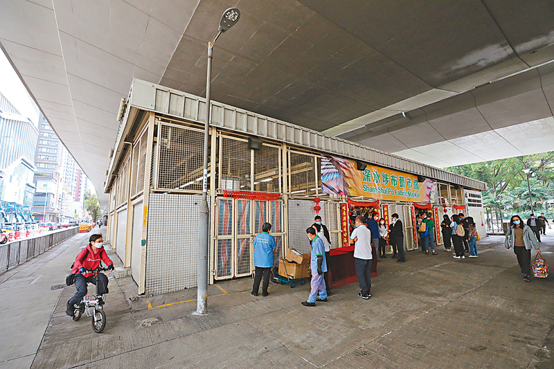 ◆位於通州街臨時街市的深水埗新布藝市場昨日投入服務。香港文匯報記者郭木又  攝