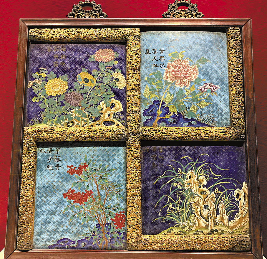 ◆清紫檀邊銅鍍金萬字掐絲琺瑯花卉掛屏。