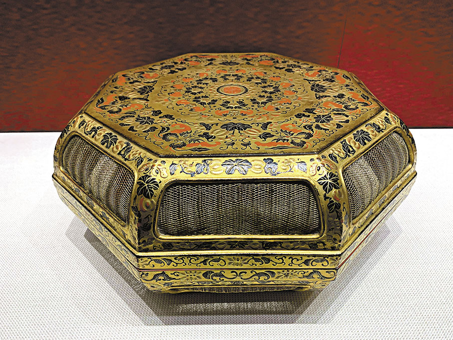 ◆清金漆彩繪蝠壽紋鏤空八方盒。