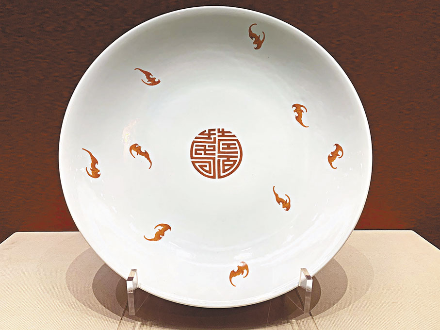 ◆清雍正款礬紅白蝠紋大盤。