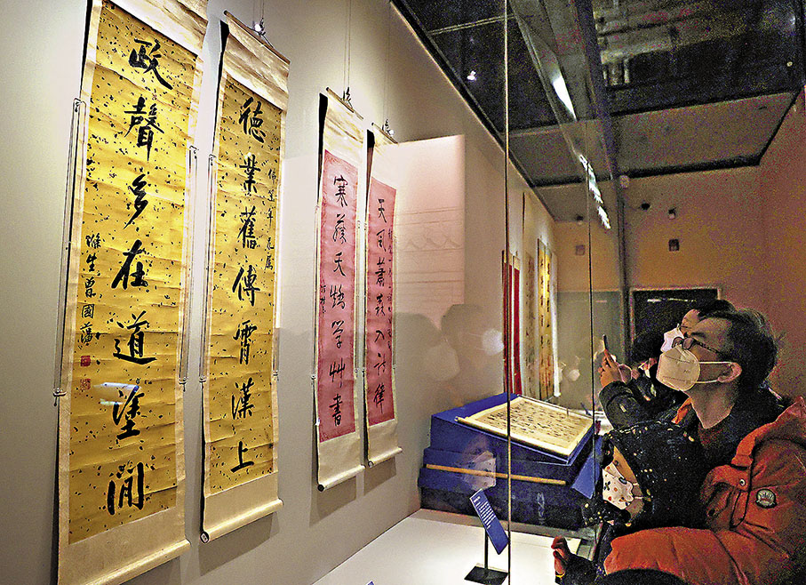 ◆《曾國藩行書七言聯》（左）和《馮桂芬行書七言聯》