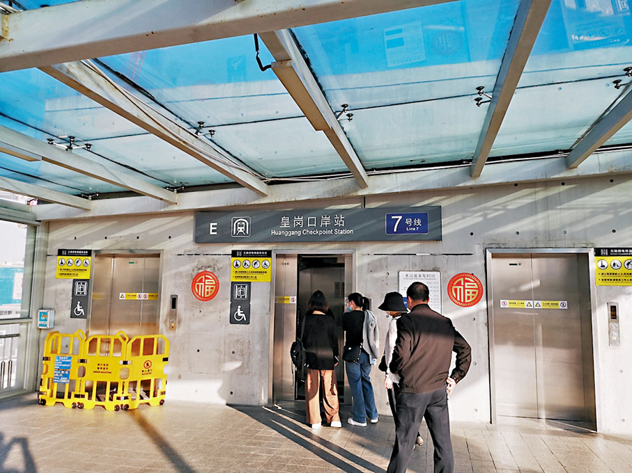 ◆ 進出地鐵站者多用垂直電梯。香港文匯報記者石華  攝