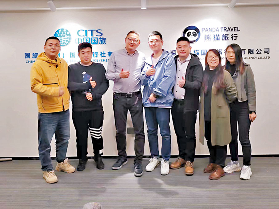 ◆ 李兵與團隊合影。