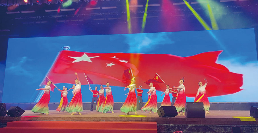 ◆香港海南社團總會文藝隊大型舞蹈「我和我的祖國」。