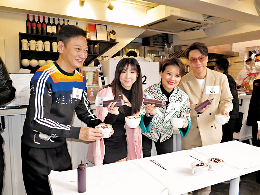 ◆ 眾人試製咖啡。