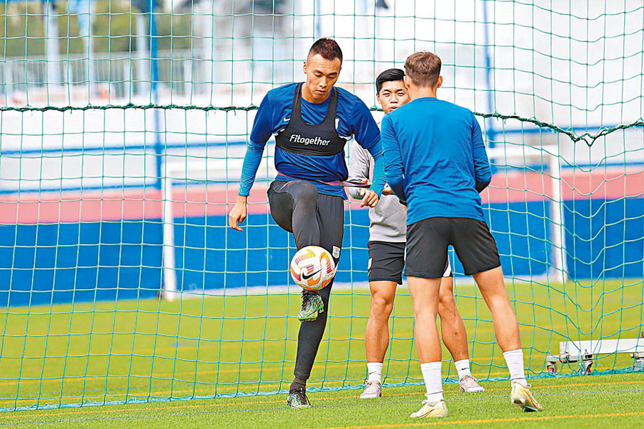 ◆金信煜（左）隨傑志操練。 球會圖片