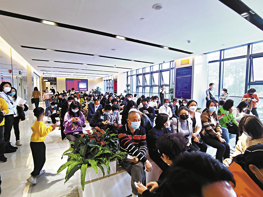 ◆深圳市福田公安分局出入境大廳坐滿前來辦理赴港簽註的市民。 香港文匯報記者 郭若溪  攝