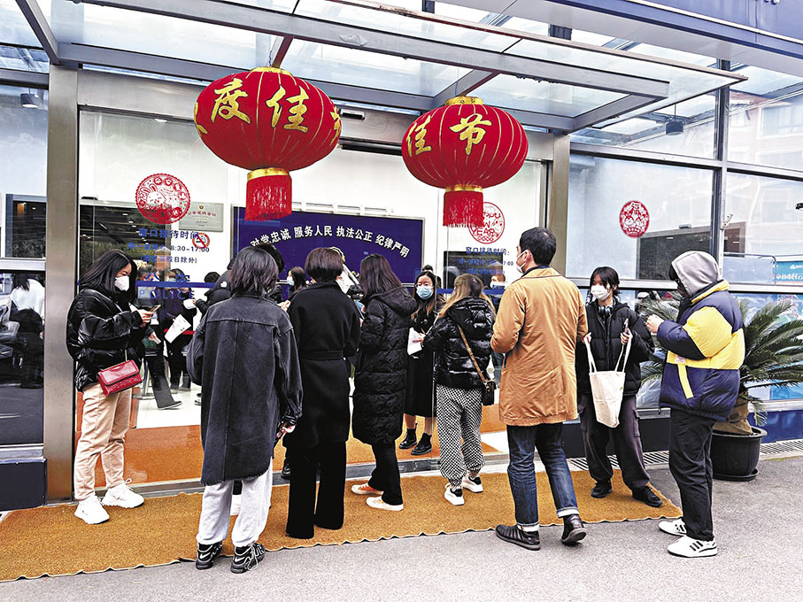 ◆上海長寧區出入境業務辦理點人頭攢動。 香港文匯報記者夏微  攝