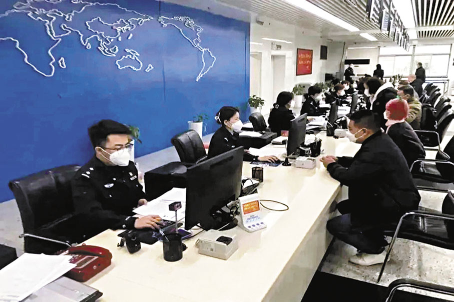 ◆西安市20個出入境辦證大廳已全部對外開放。 香港文匯報陝西傳真