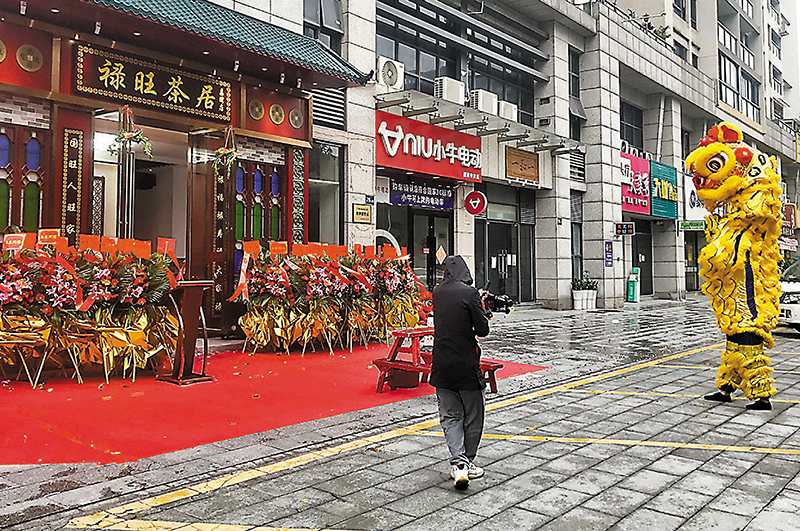 ◆一家茶居店新開張，請來了舞獅助興。香港文匯報記者敖敏輝  攝