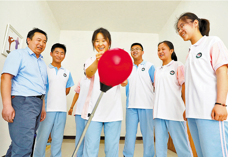 ◆學界呼籲加強關注青少年心理健康問題。圖為安徽一所中學的心理輔導老師(左)帶領學生在校園心理健康輔導站宣洩室減壓。資料圖片