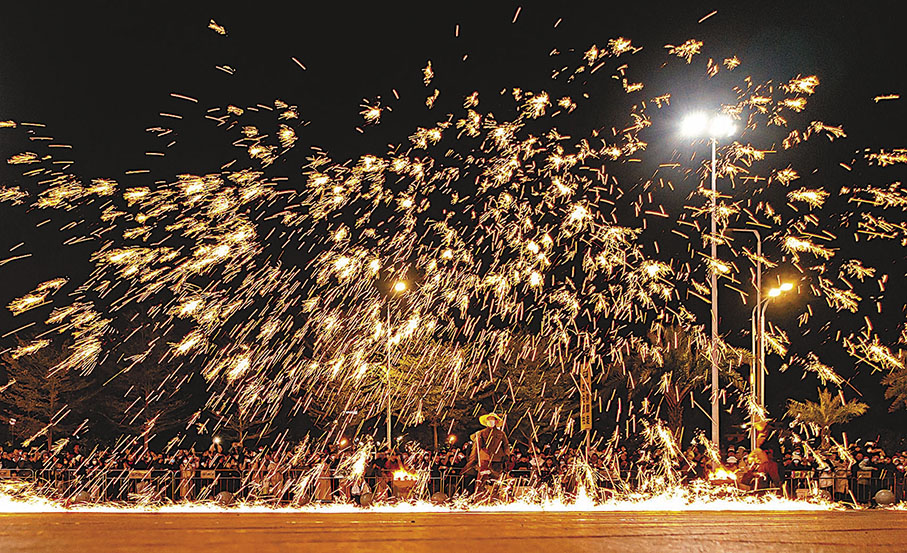 ◆藝人在揭陽市榕城區萬達廣場表演「打鐵花」。