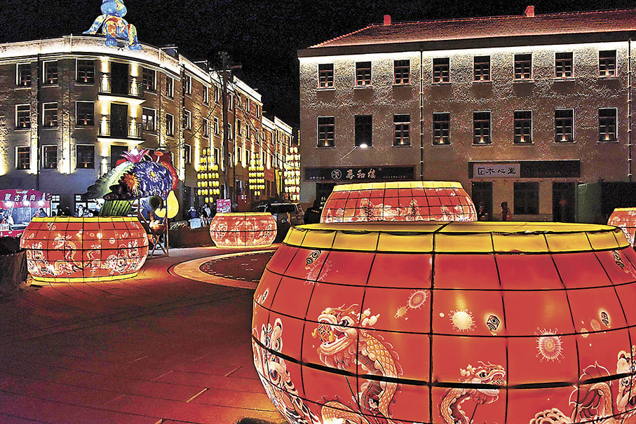 ◆大鮑島小廣場上布置的「大鼓」花燈與樓頂的兔子燈相映成趣。