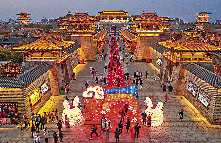 ◆遊客在湖北省襄陽市唐城春節廟會賞燈、遊覽。