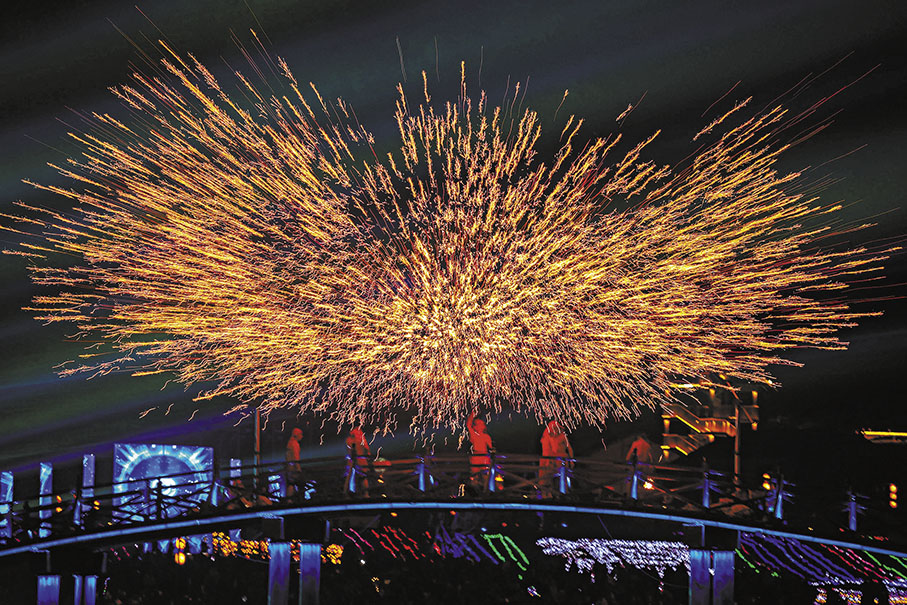 ◆民間藝人在四川省遂寧市大英縣宋井桃源景區表演「打鐵花」。